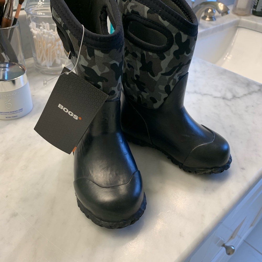 New toddler BOGS size 8